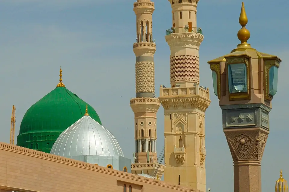 De groene koepel en minaretten van de Moskee van de Profeet in Medina