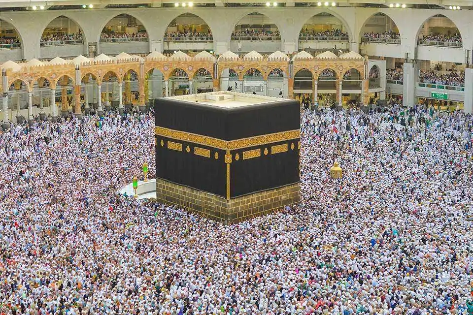 Pelgrims doen de tawaaf rond de Kaaba in Masjid al-Haram
