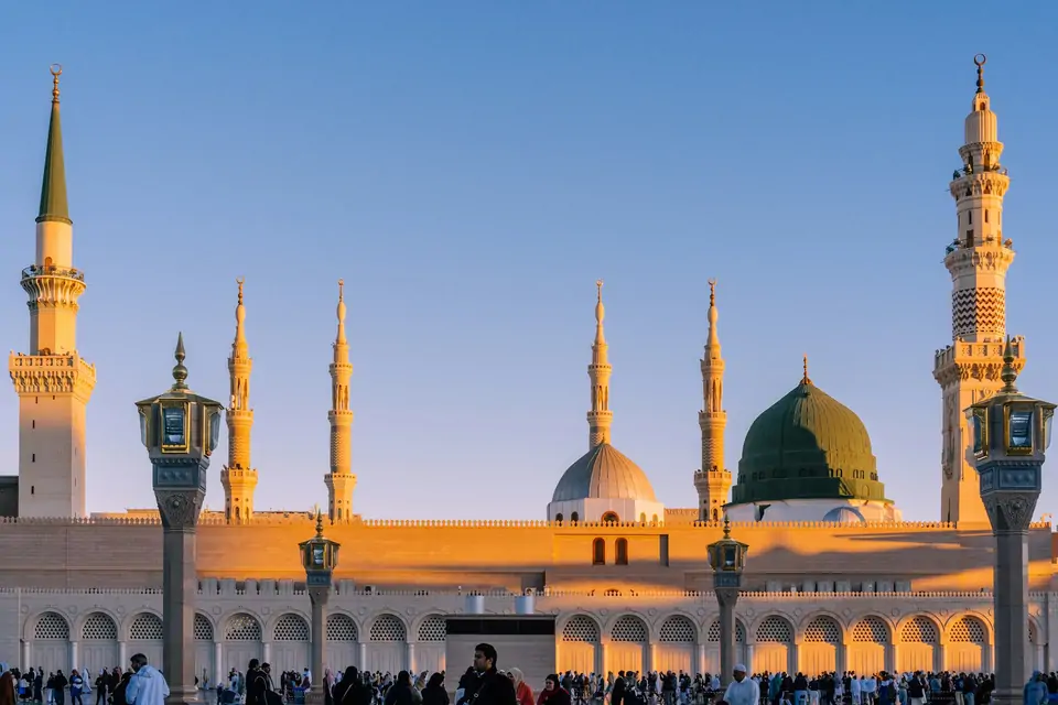 De Moskee van de Profeet in Medina met de groene koepel en minaretten bij zonsondergang